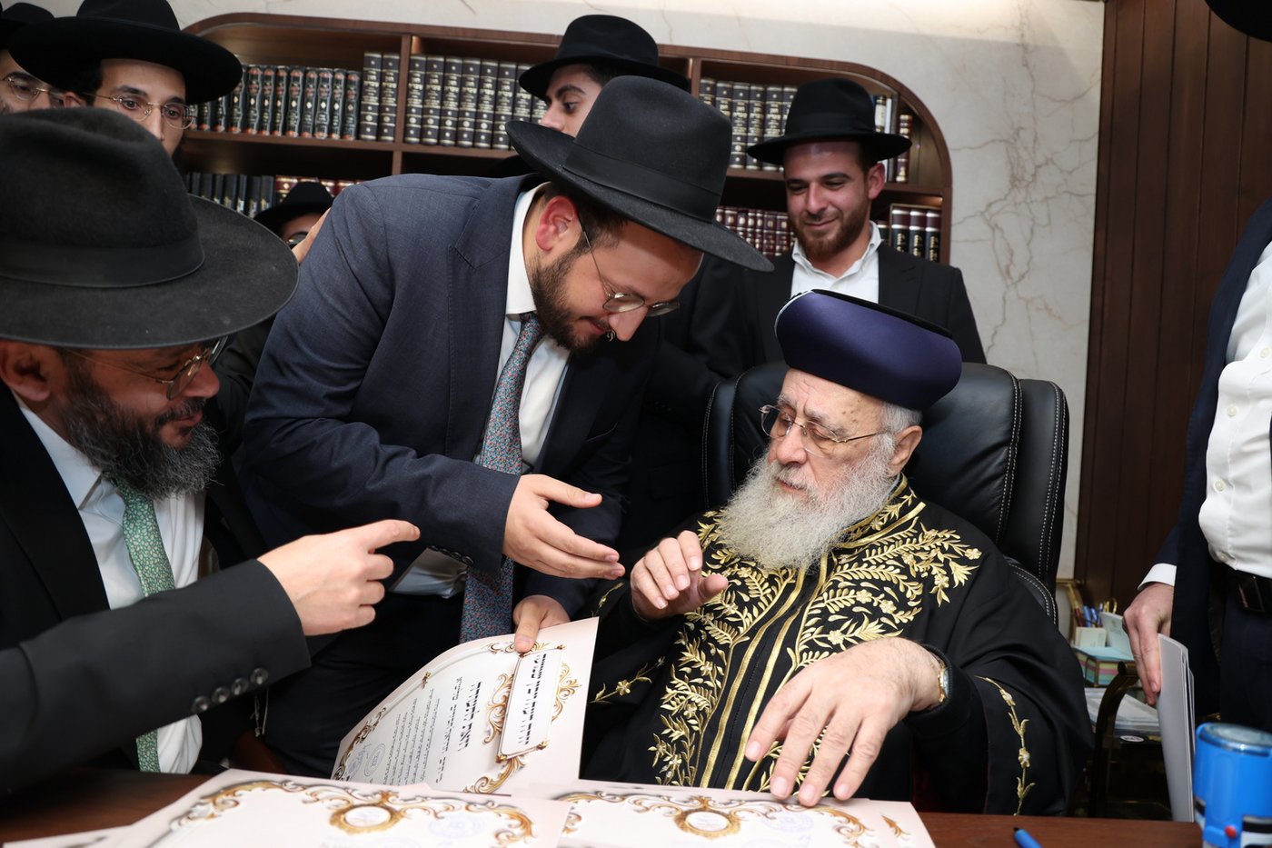 הראשל"צ הגר"י יוסף בחלוקת התעודות