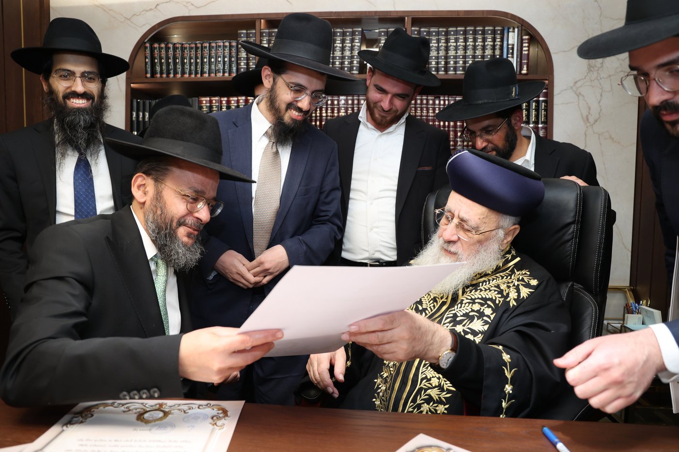 הראשל"צ הגר"י יוסף בחלוקת התעודות