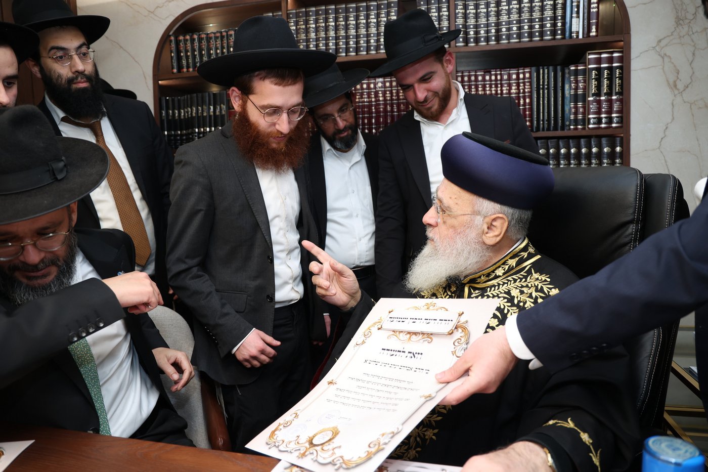 הראשל"צ הגר"י יוסף בחלוקת התעודות