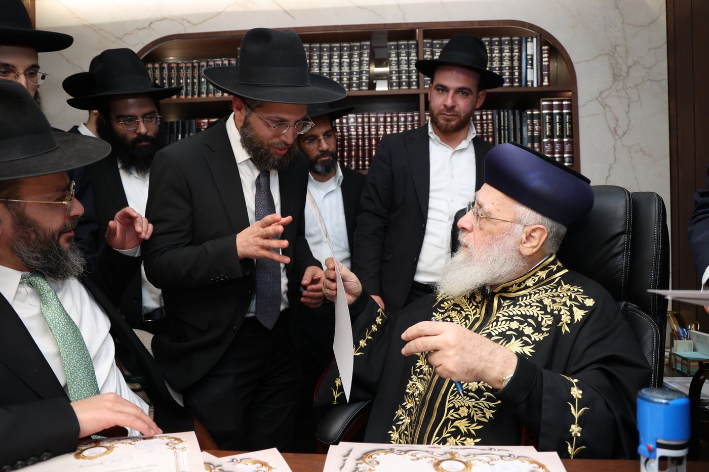 הראשל"צ הגר"י יוסף בחלוקת התעודות