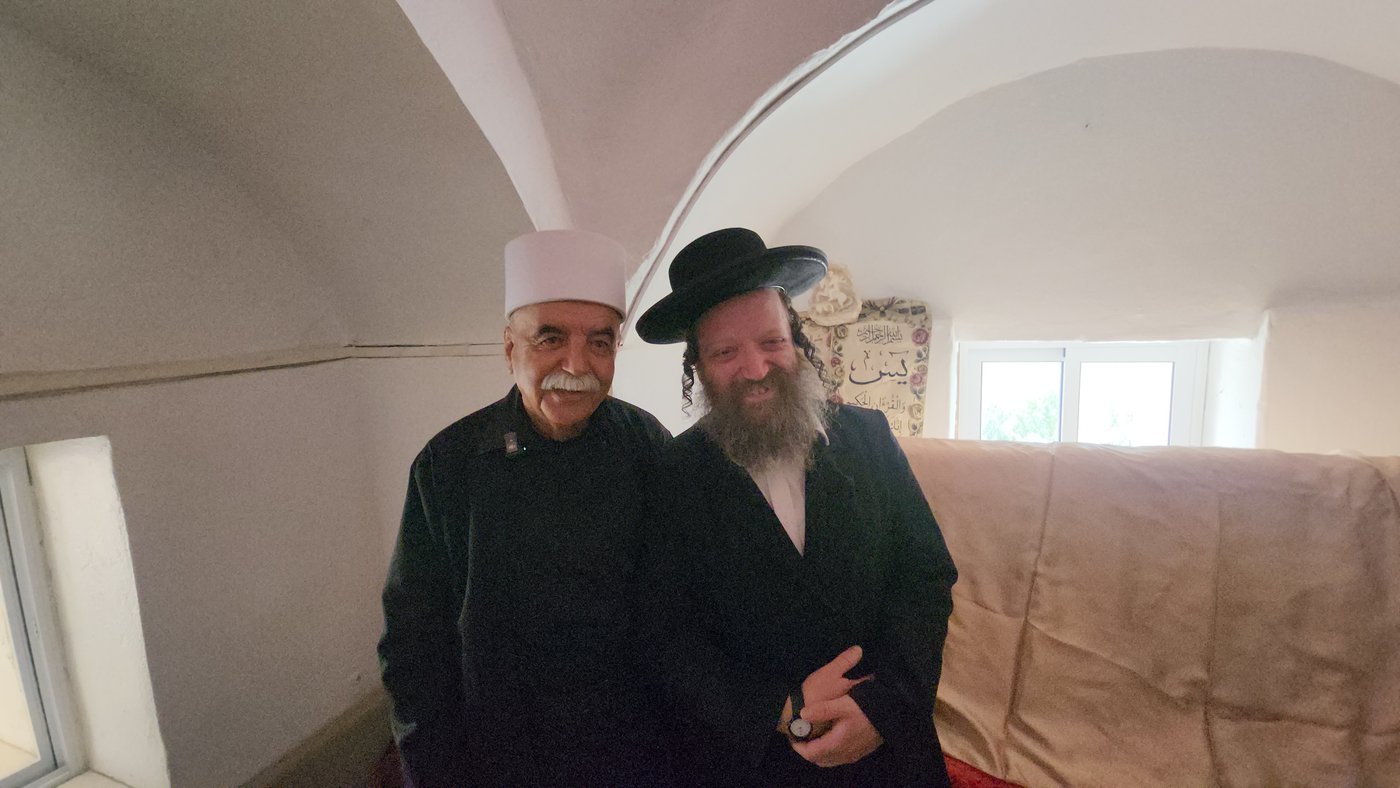 מאקם נבי חד'ר ברמת הגולן. לדעת חוקר הקברים הנודע הרב גבאי הוא קבר רב אשי ורב פפא (ולא הציון המפורסם בגבול לבנון)