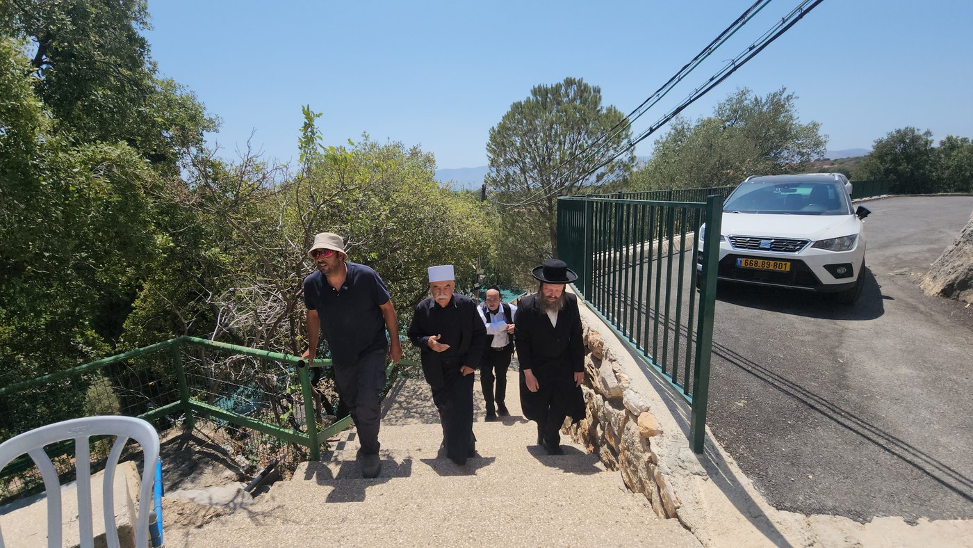 מאקם נבי חד'ר ברמת הגולן. לדעת חוקר הקברים הנודע הרב גבאי הוא קבר רב אשי ורב פפא (ולא הציון המפורסם בגבול לבנון)