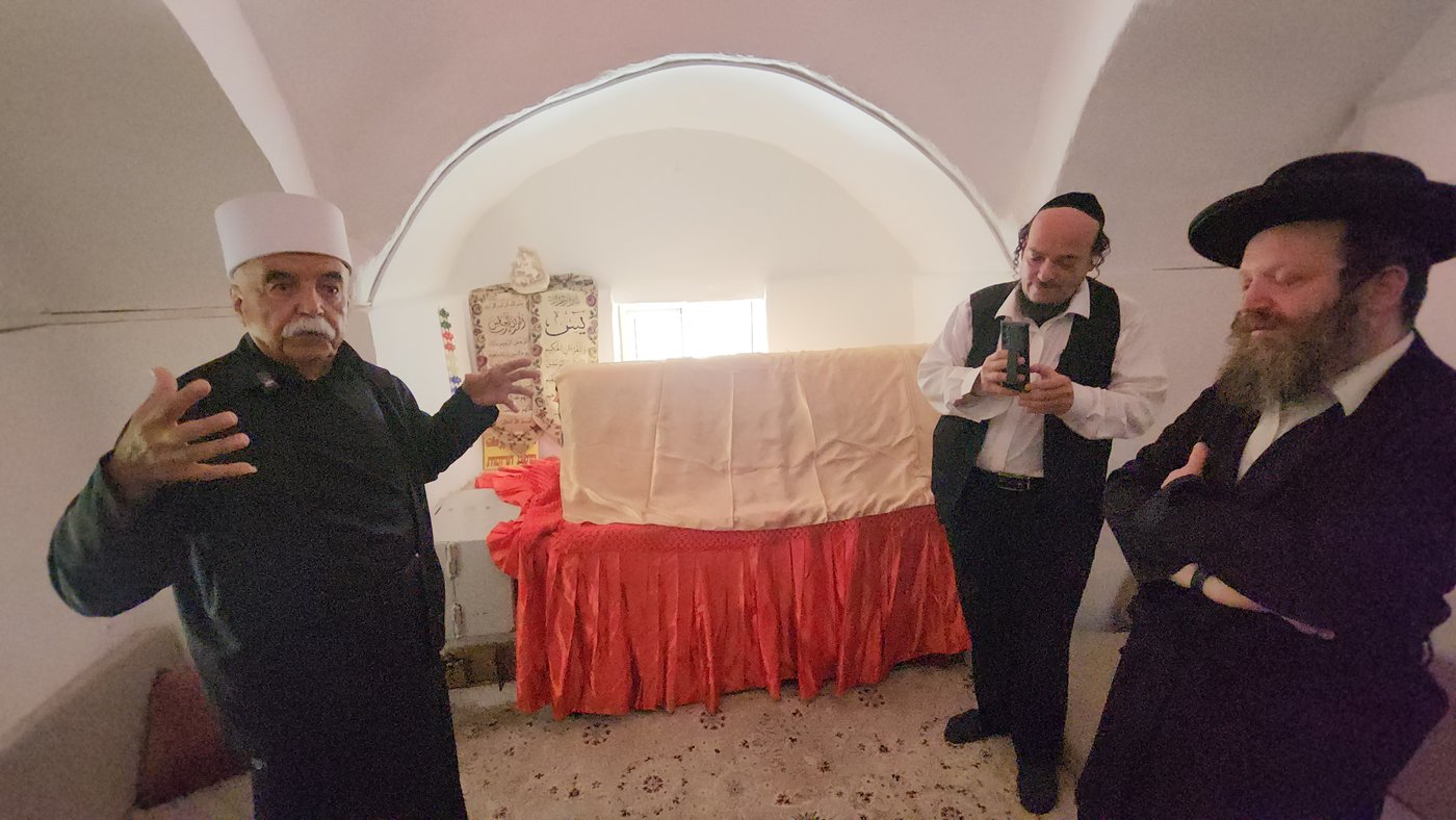 מאקם נבי חד'ר ברמת הגולן. לדעת חוקר הקברים הנודע הרב גבאי הוא קבר רב אשי ורב פפא (ולא הציון המפורסם בגבול לבנון)