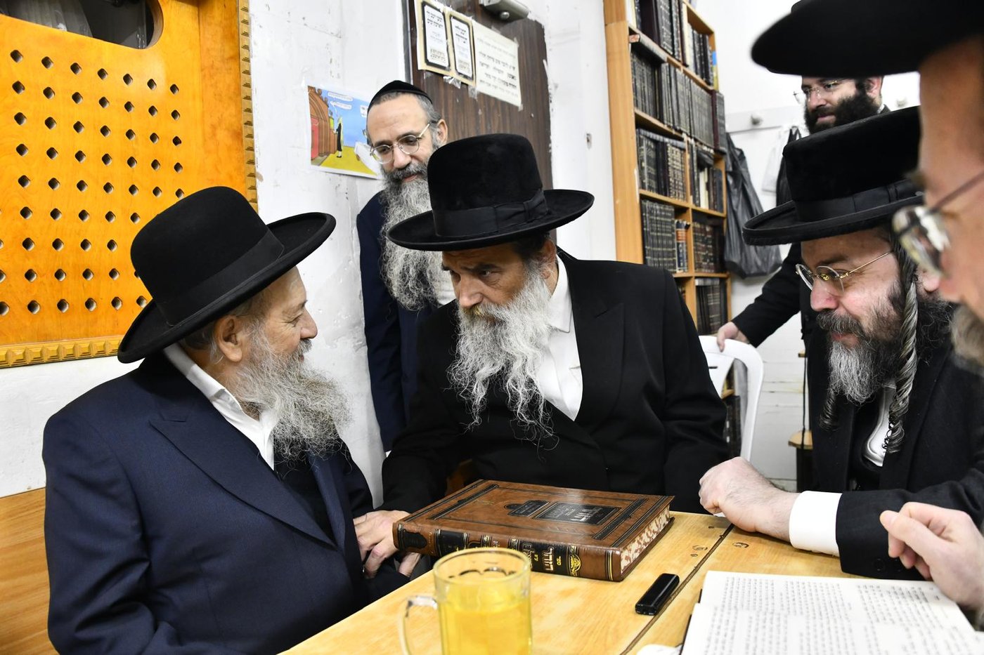 האדמו"ר מאשלג בביקור אצל הגר"ד בצרי