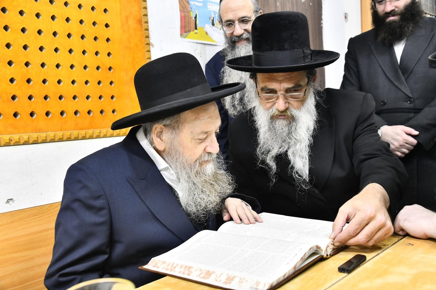 האדמו"ר מאשלג בביקור אצל הגר"ד בצרי