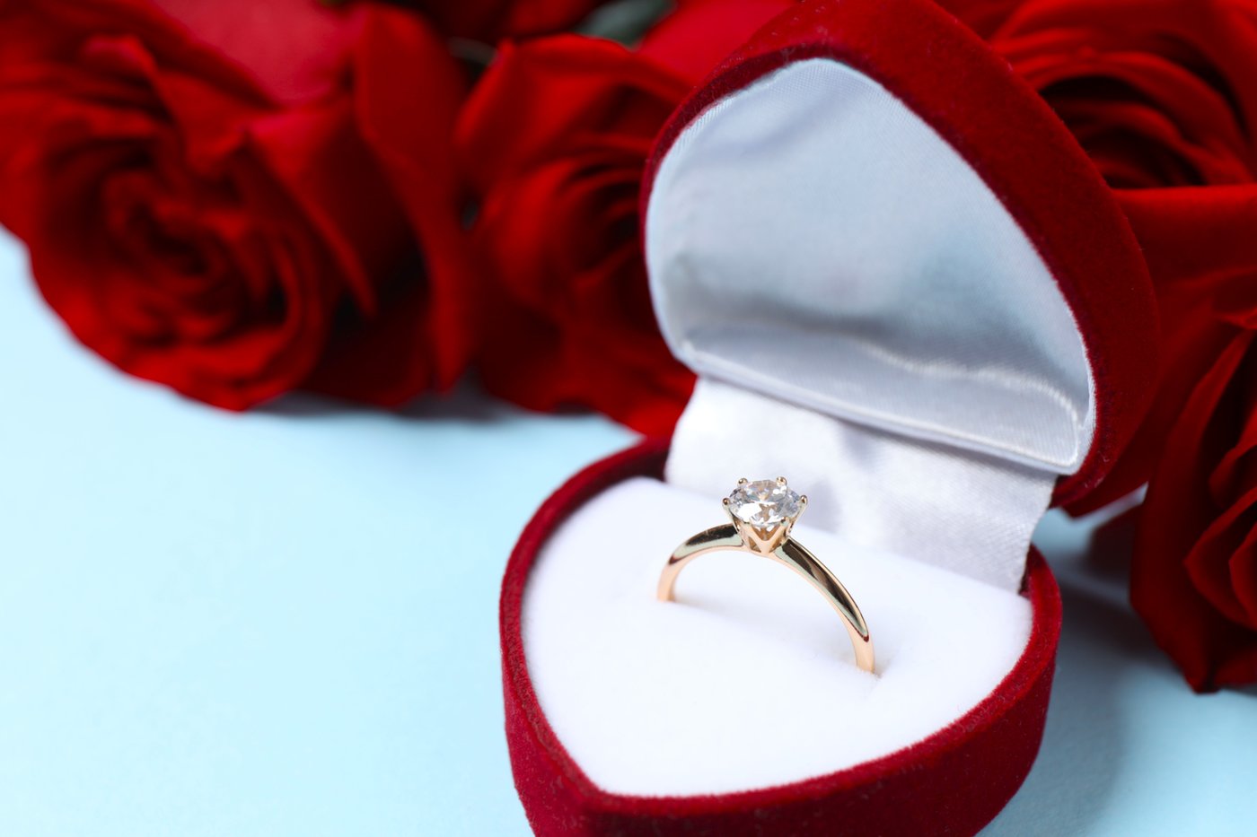 לא תמיד היתה טבעת יהלום למתנת אירוסין. עד שבאו דה-בירס