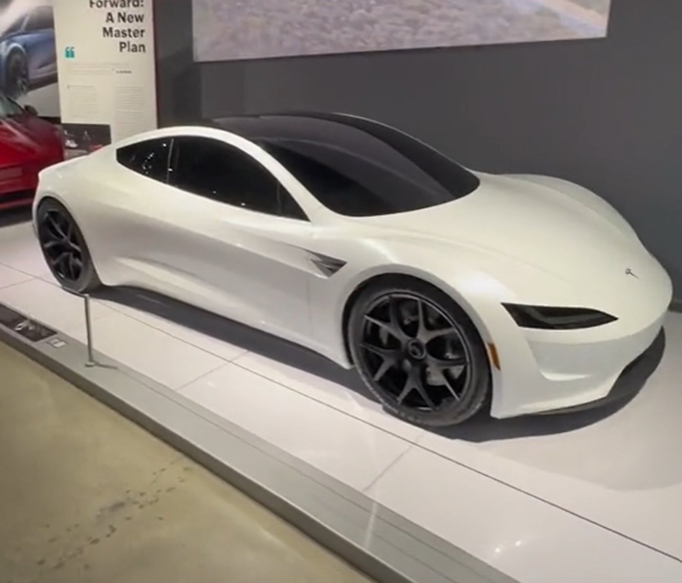 טסלה רודסטאר בתערוכת רכב