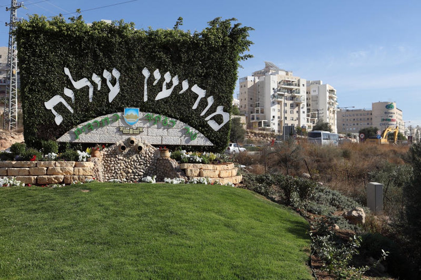 סערה בעיר החרדית: בתו של ראש הכולל נסעה לכפר של העובד הפלסטיני