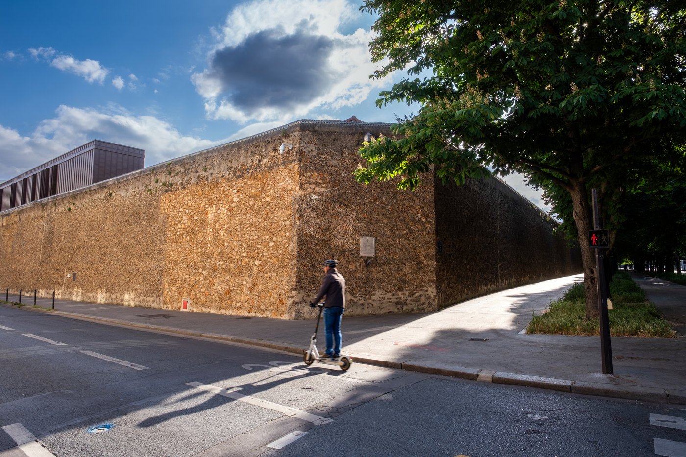 מאחורי החומות הללו ישב סרקוזי. כלא 'לה-סנטה' בפריז