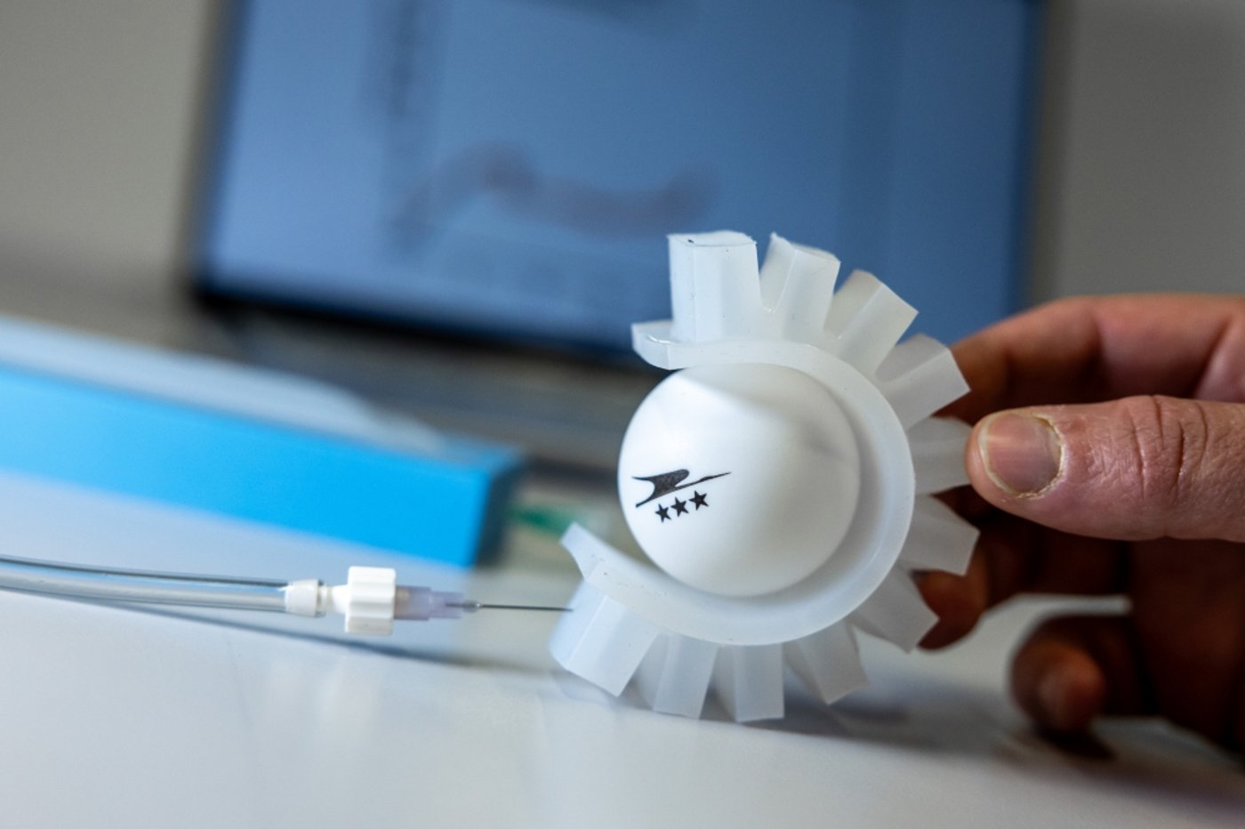 ניסוי ברובוט מגומי המשמש ככף יד ויכול לתפוס חפצים