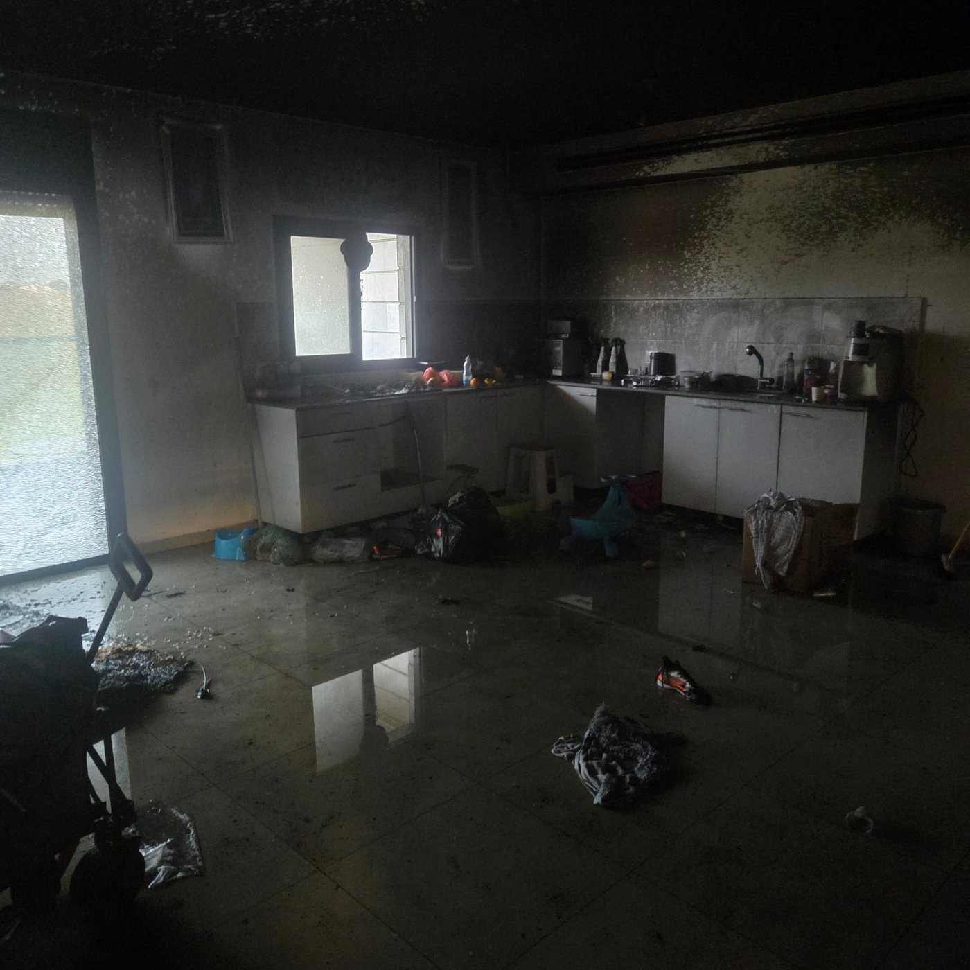 התבלבלו בתאריך? חנוכייה הבעירה את הבית, כונני חירום פרצו פנימה