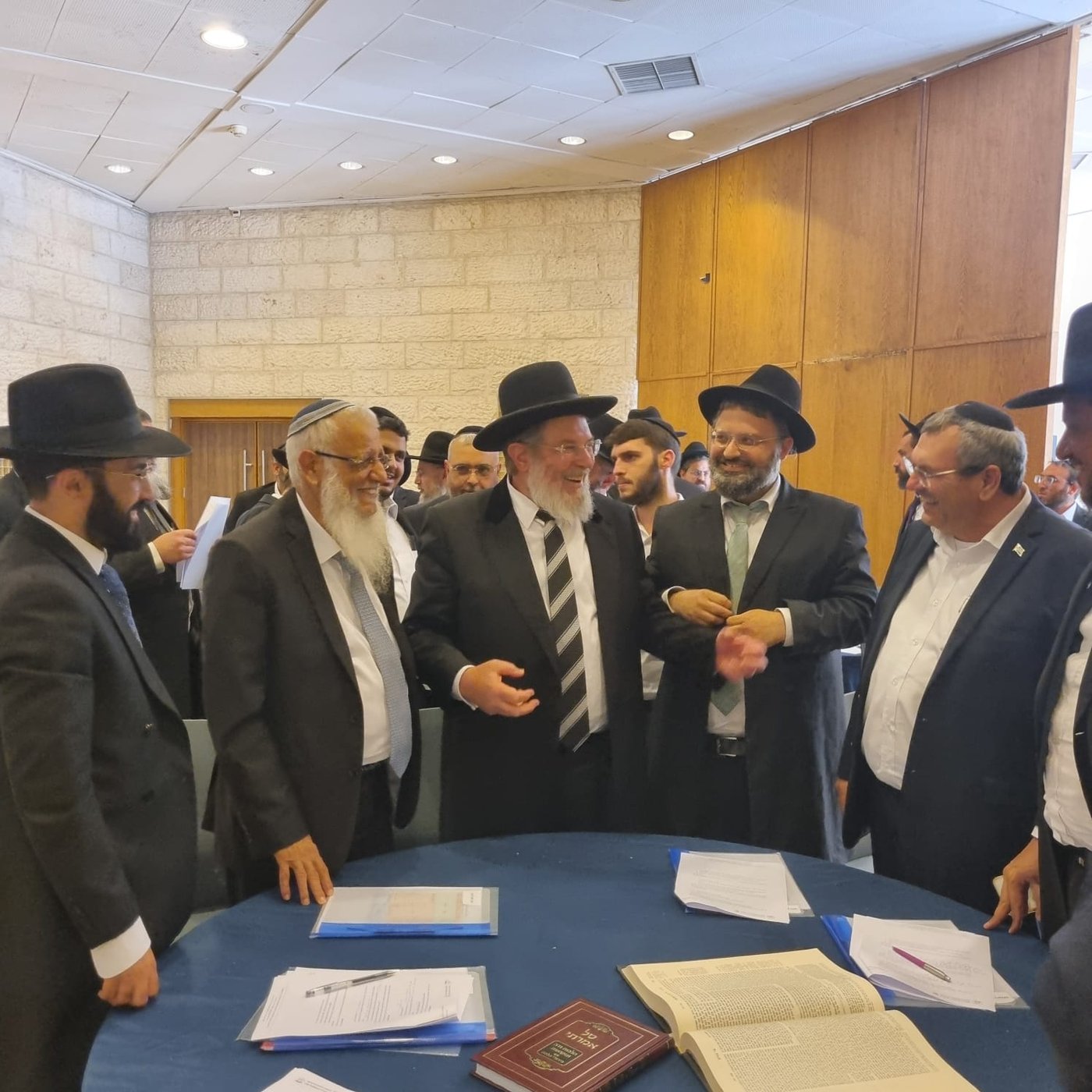 הרב הראשי רבי קלמן בר עם הנבחנים