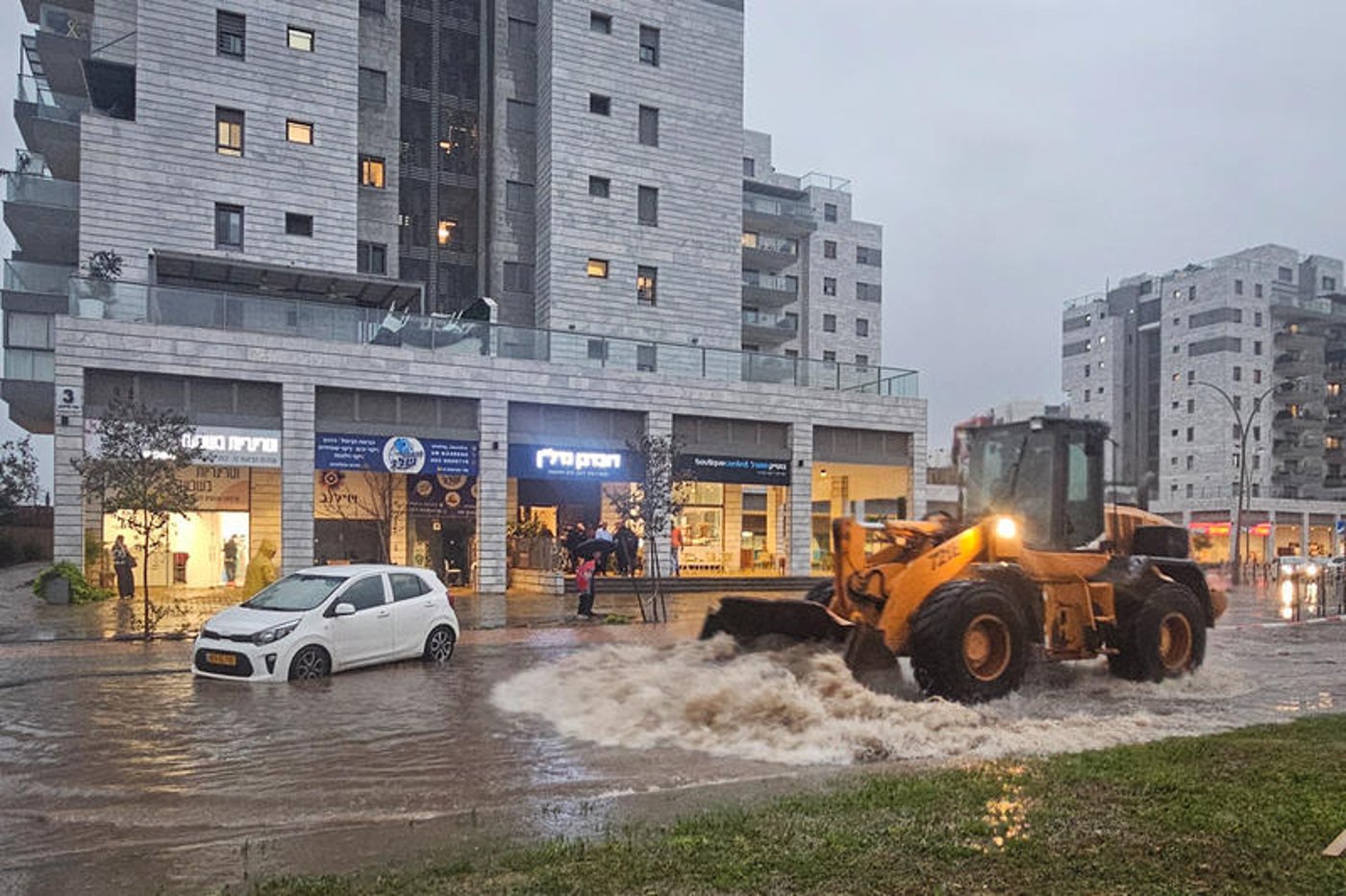 רחובות מוצפים, קניות "רטובות" לשבת, כלי רכב בתוך נהרות | 31 רגעים מ"ביירון"