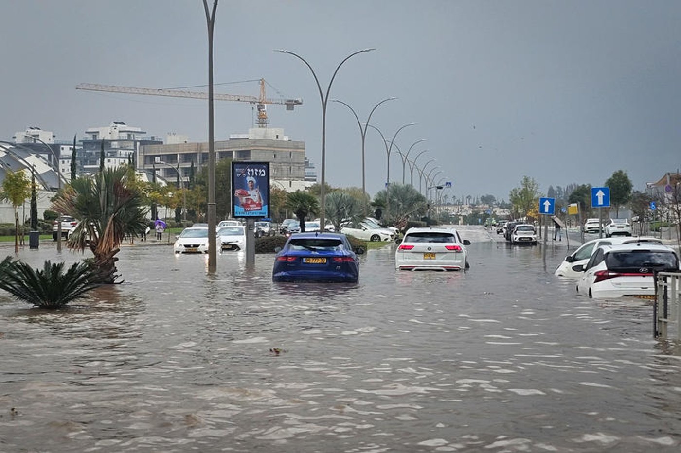 רחובות מוצפים, קניות "רטובות" לשבת, כלי רכב בתוך נהרות | 31 רגעים מ"ביירון"