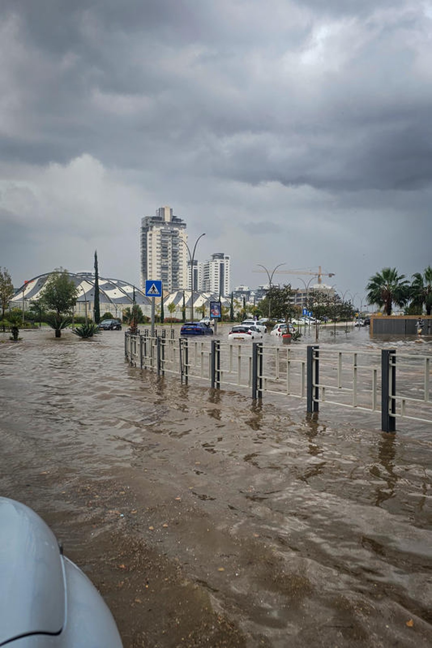 רחובות מוצפים, קניות "רטובות" לשבת, כלי רכב בתוך נהרות | 31 רגעים מ"ביירון"