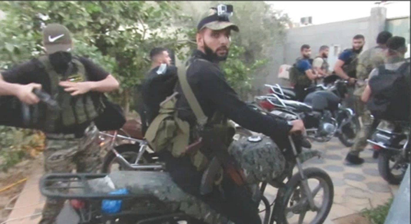 מחבל חמאס רוצח עם מצלמה ביום הטבח