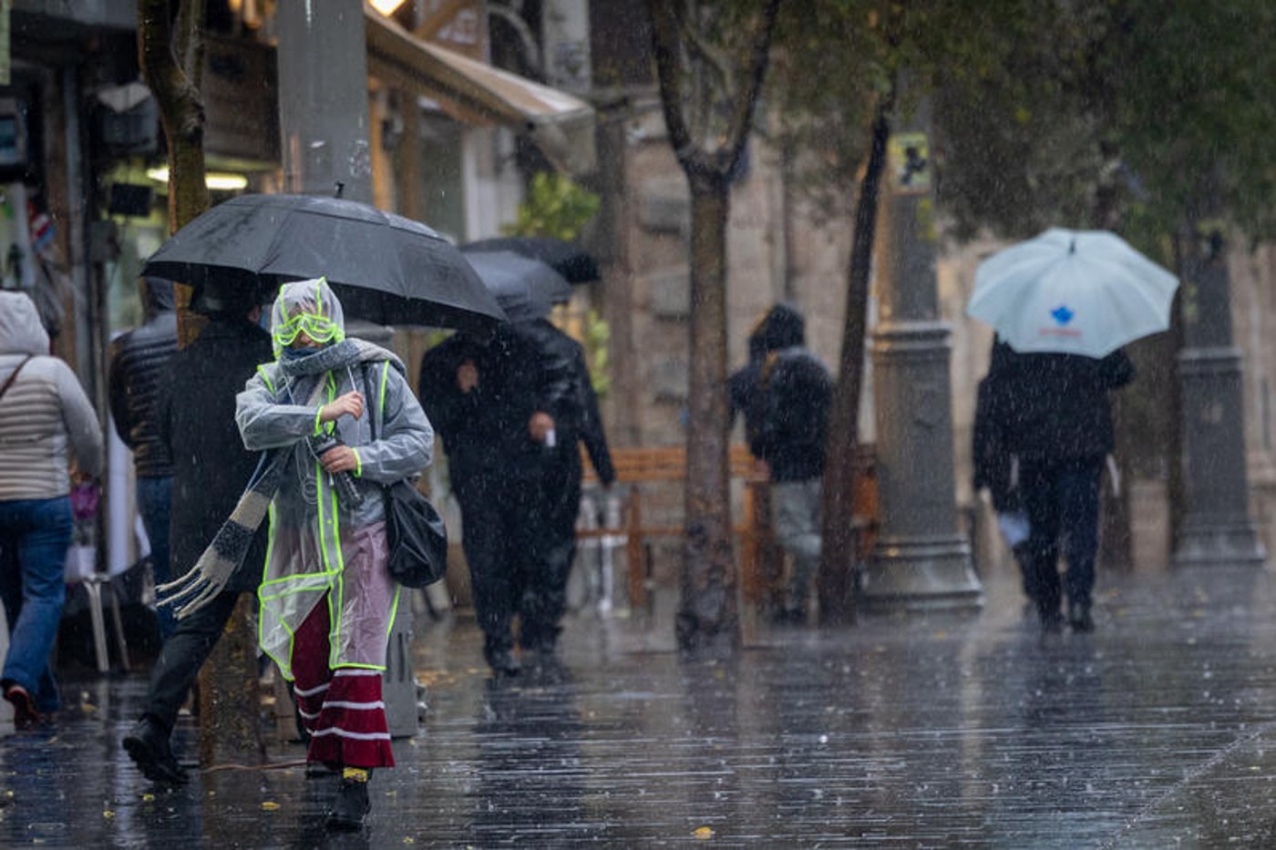 רחובות מוצפים, קניות "רטובות" לשבת, כלי רכב בתוך נהרות | 31 רגעים מ"ביירון"