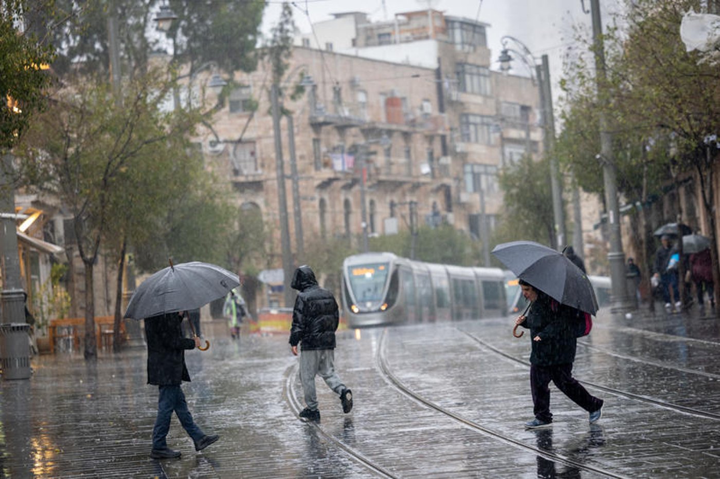 רחובות מוצפים, קניות "רטובות" לשבת, כלי רכב בתוך נהרות | 31 רגעים מ"ביירון"