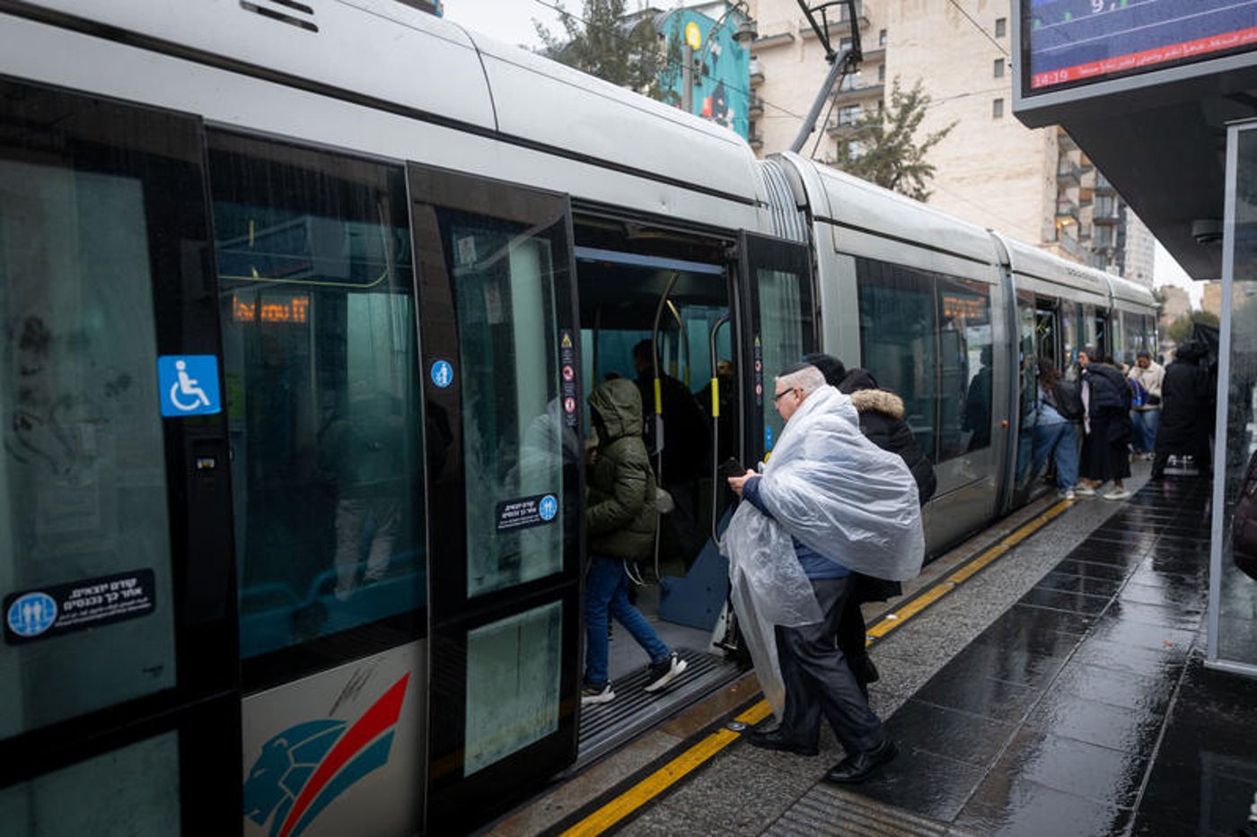רחובות מוצפים, קניות "רטובות" לשבת, כלי רכב בתוך נהרות | 31 רגעים מ"ביירון"