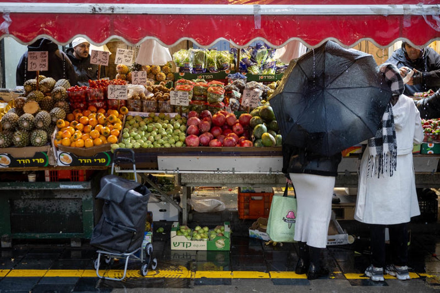 רחובות מוצפים, קניות "רטובות" לשבת, כלי רכב בתוך נהרות | 31 רגעים מ"ביירון"