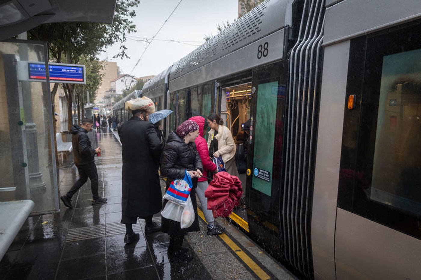 רחובות מוצפים, קניות "רטובות" לשבת, כלי רכב בתוך נהרות | 31 רגעים מ"ביירון"
