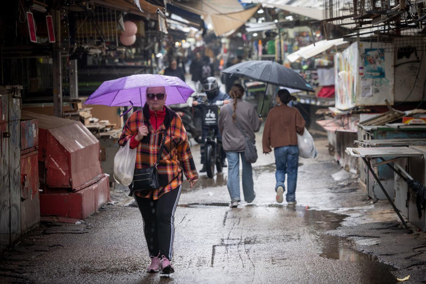 רחובות מוצפים, קניות "רטובות" לשבת, כלי רכב בתוך נהרות | 31 רגעים מ"ביירון"