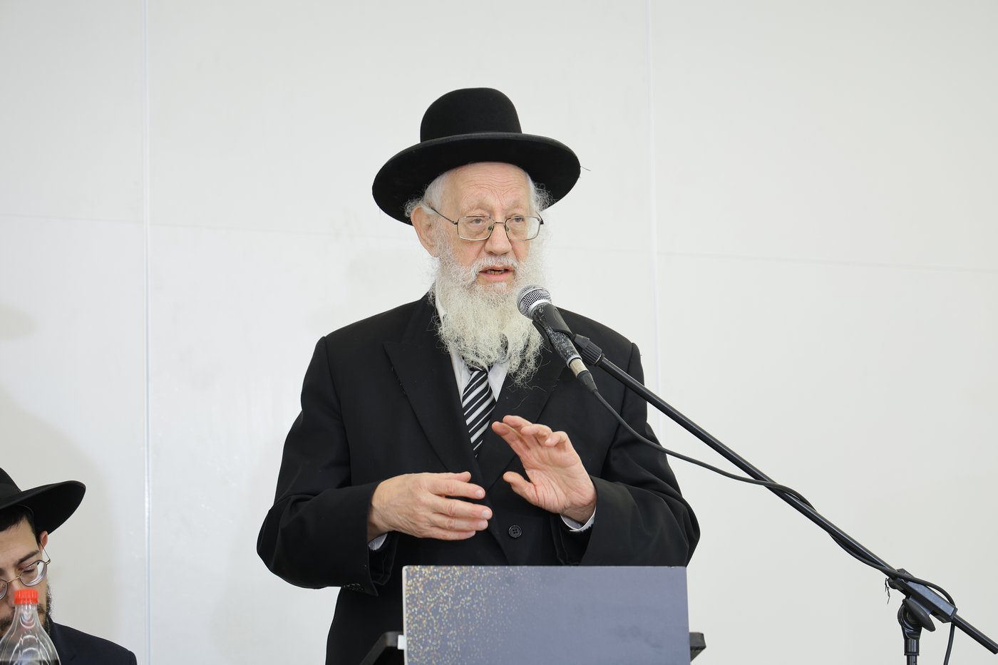 הגאון רבי יוסף יחיאל במברגר נואם