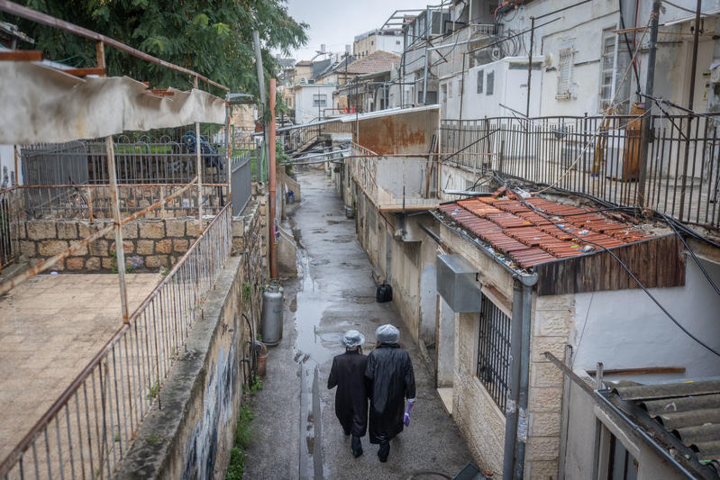 רחובות מוצפים, קניות "רטובות" לשבת, כלי רכב בתוך נהרות | 31 רגעים מ"ביירון"