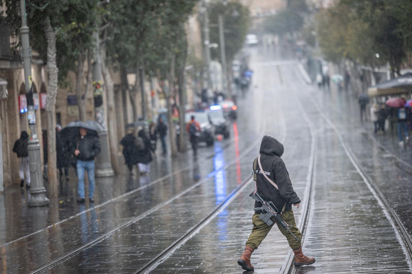 רחובות מוצפים, קניות "רטובות" לשבת, כלי רכב בתוך נהרות | 31 רגעים מ"ביירון"