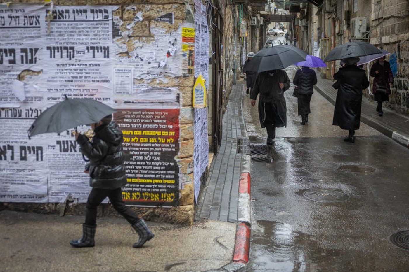 רחובות מוצפים, קניות "רטובות" לשבת, כלי רכב בתוך נהרות | 31 רגעים מ"ביירון"