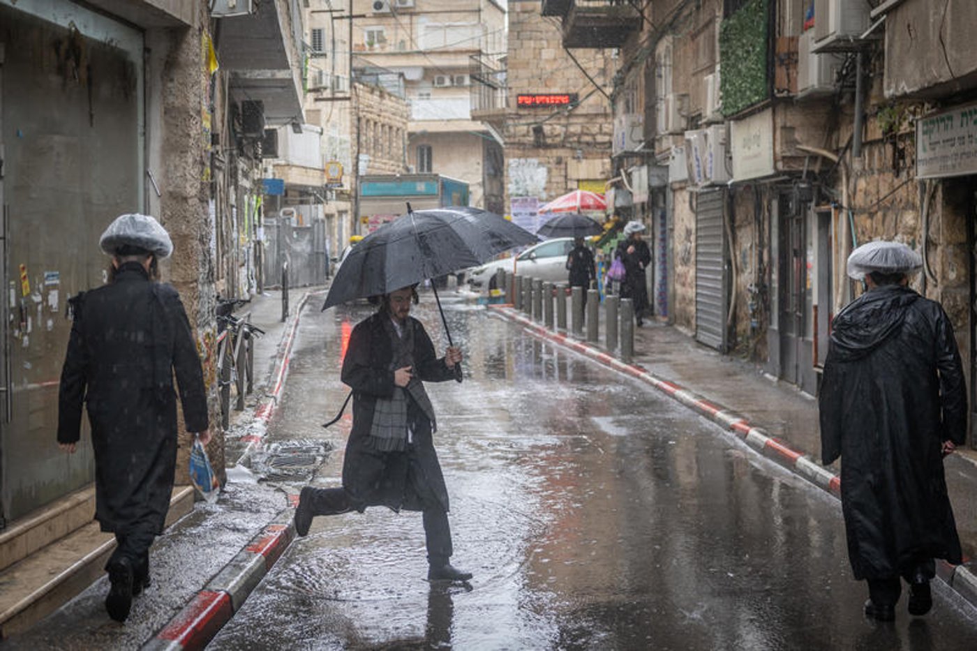 רחובות מוצפים, קניות "רטובות" לשבת, כלי רכב בתוך נהרות | 31 רגעים מ"ביירון"