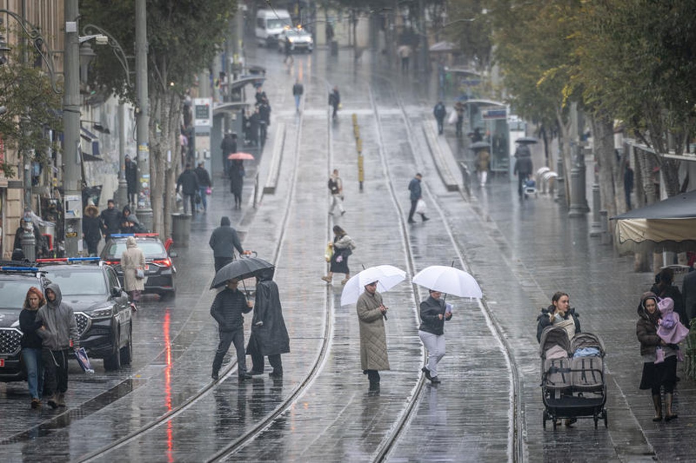 רחובות מוצפים, קניות "רטובות" לשבת, כלי רכב בתוך נהרות | 31 רגעים מ"ביירון"