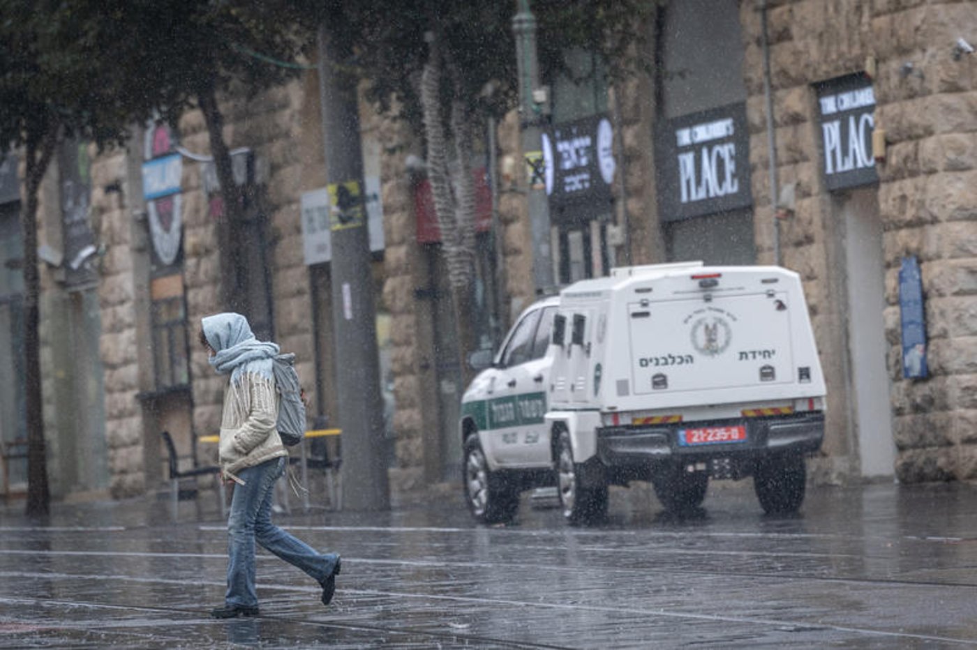 רחובות מוצפים, קניות "רטובות" לשבת, כלי רכב בתוך נהרות | 31 רגעים מ"ביירון"