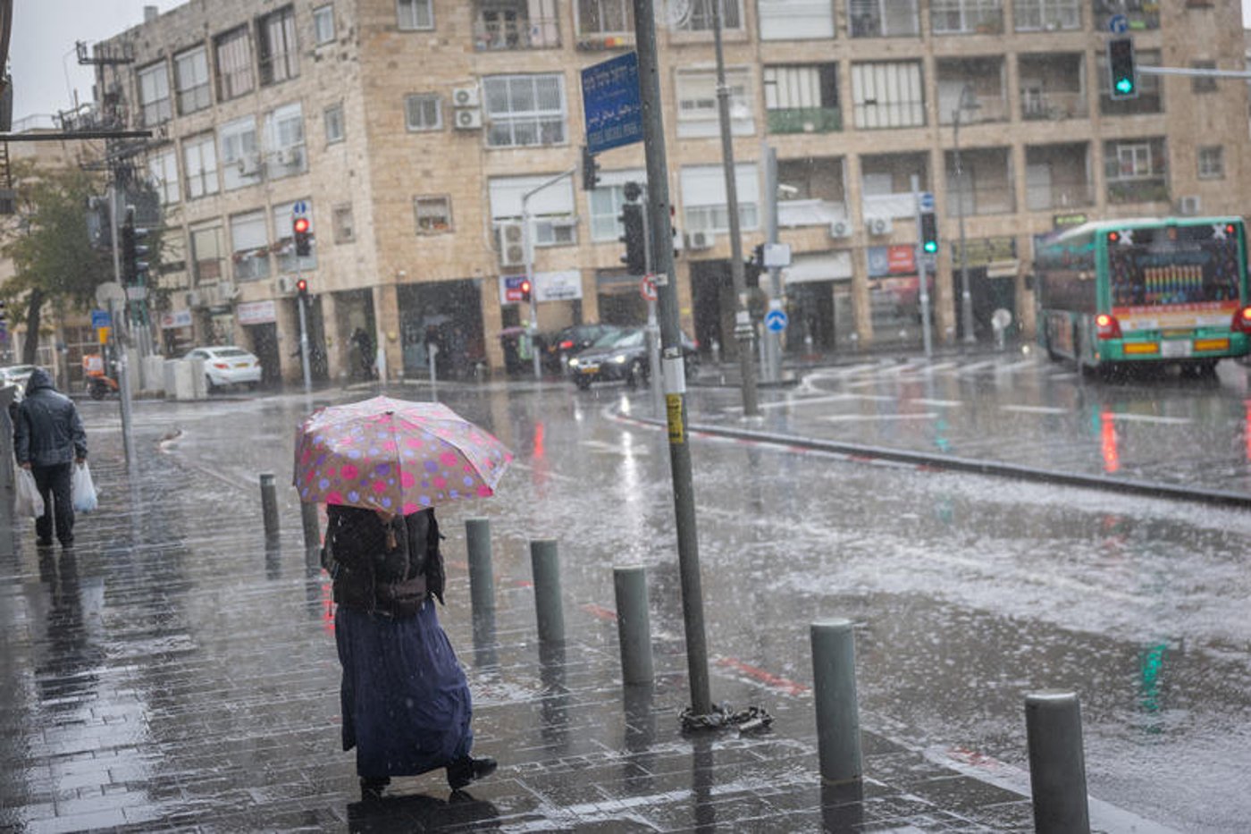 רחובות מוצפים, קניות "רטובות" לשבת, כלי רכב בתוך נהרות | 31 רגעים מ"ביירון"