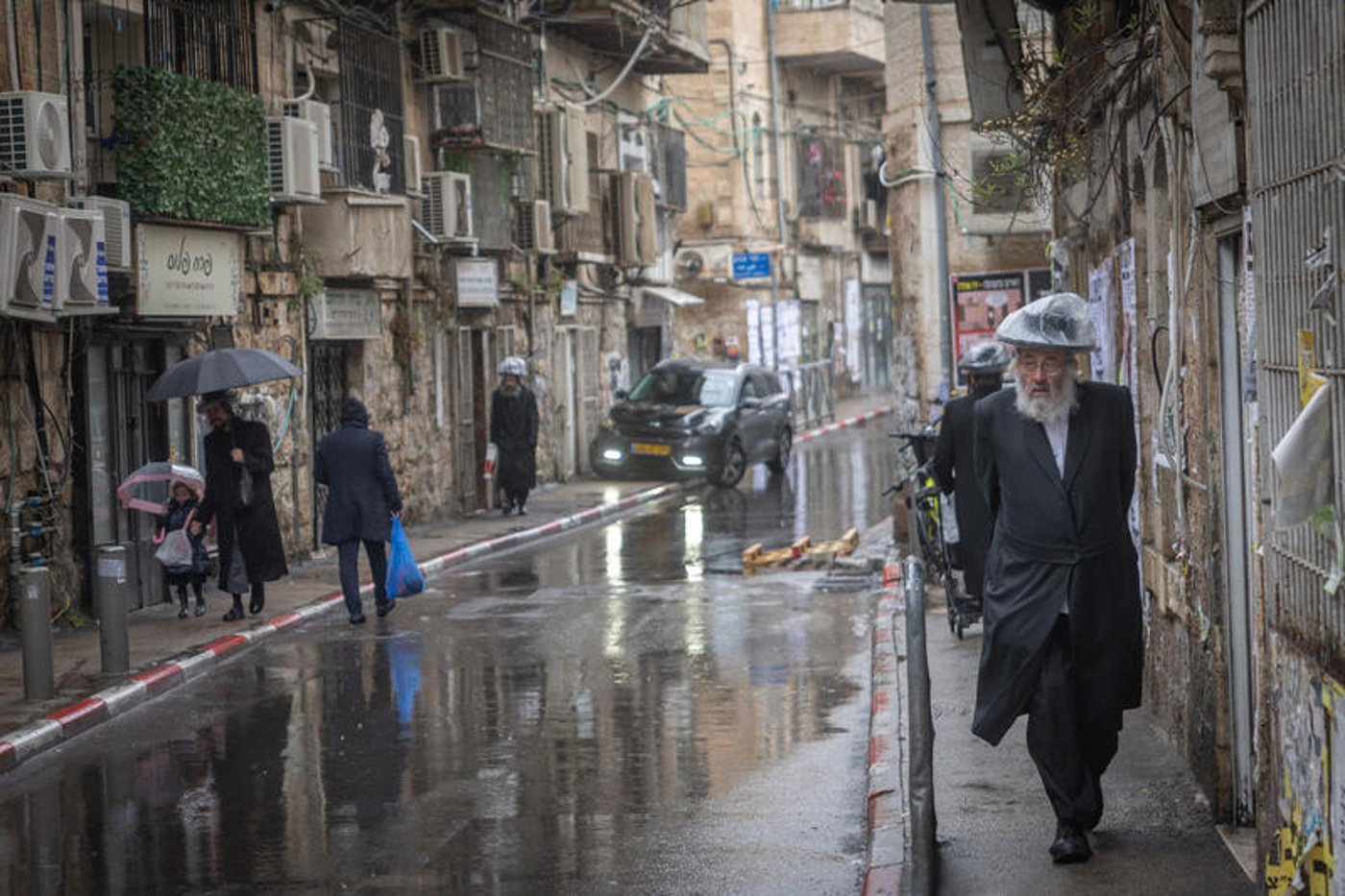רחובות מוצפים, קניות "רטובות" לשבת, כלי רכב בתוך נהרות | 31 רגעים מ"ביירון"