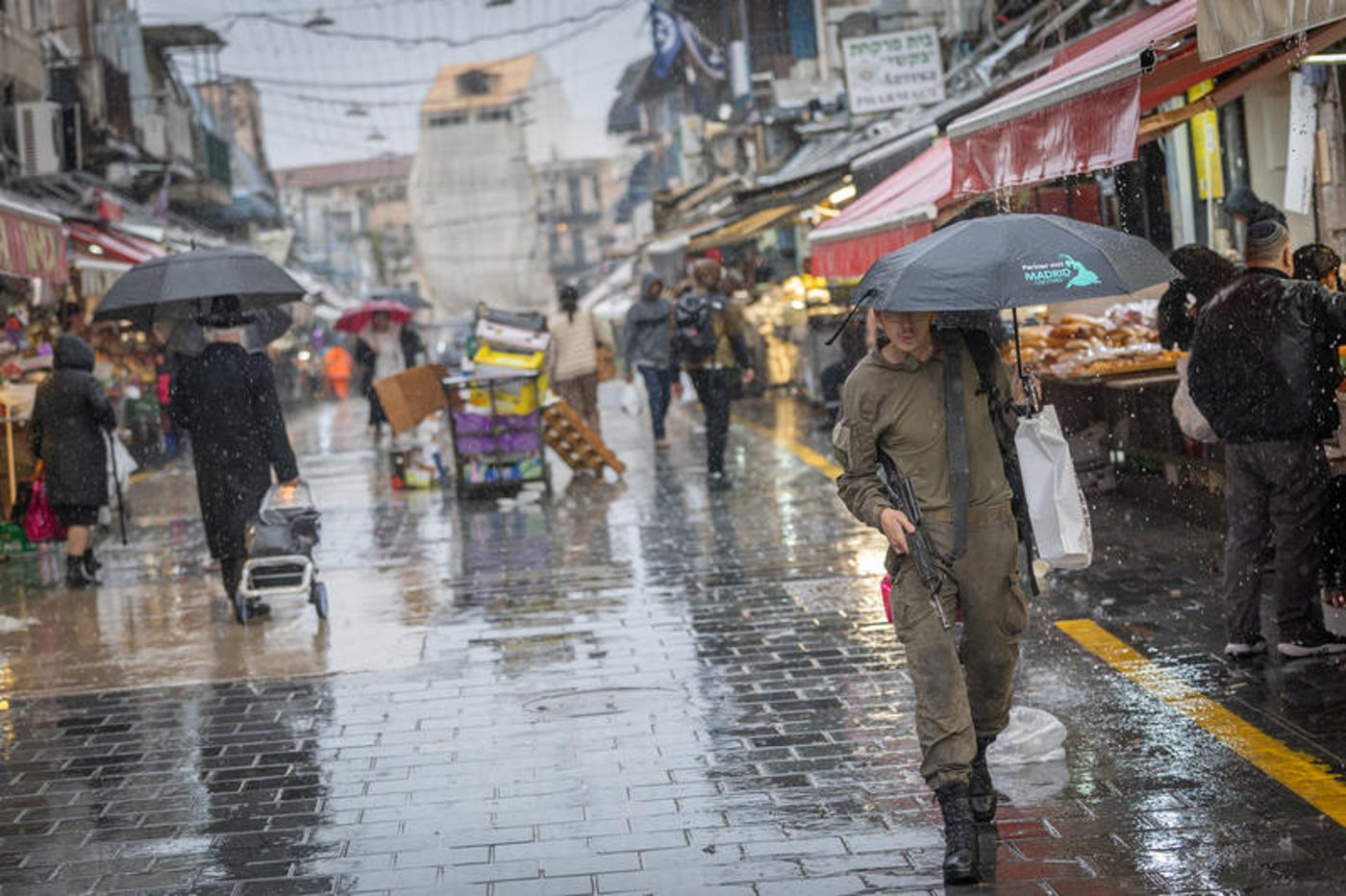 רחובות מוצפים, קניות "רטובות" לשבת, כלי רכב בתוך נהרות | 31 רגעים מ"ביירון"