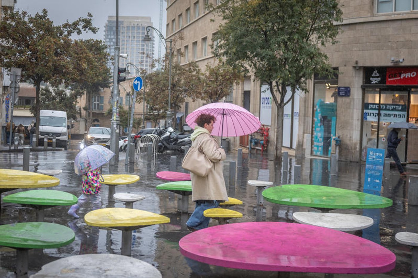 רחובות מוצפים, קניות "רטובות" לשבת, כלי רכב בתוך נהרות | 31 רגעים מ"ביירון"
