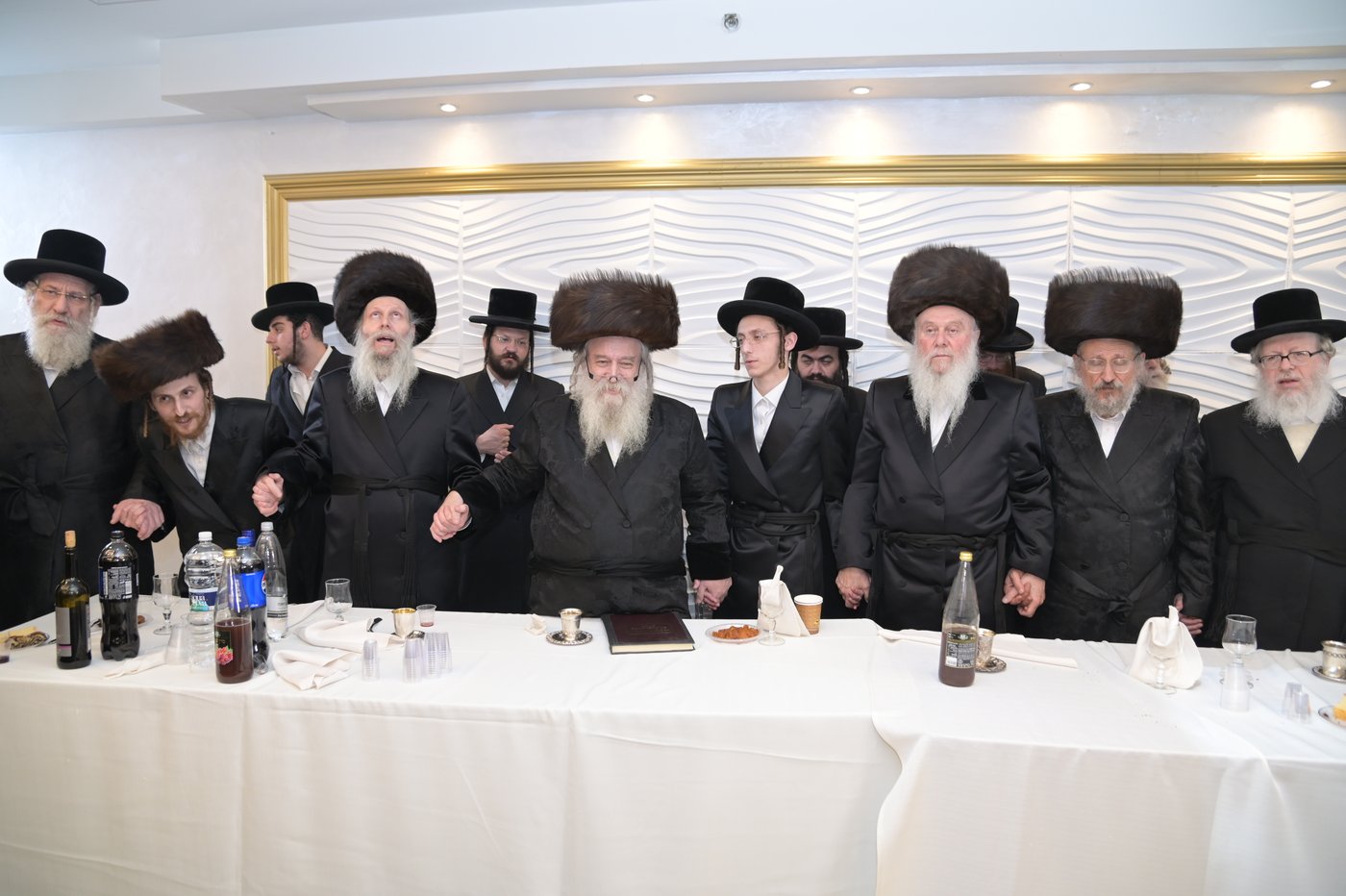 שמחת האירוסין בחצרות וואסלוי - אנטניא - קוז'ניץ