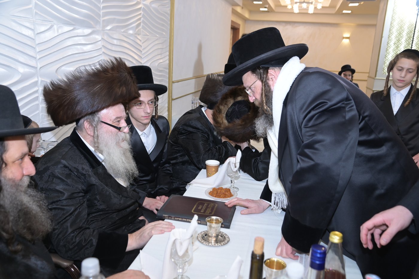 שמחת האירוסין בחצרות וואסלוי - אנטניא - קוז'ניץ