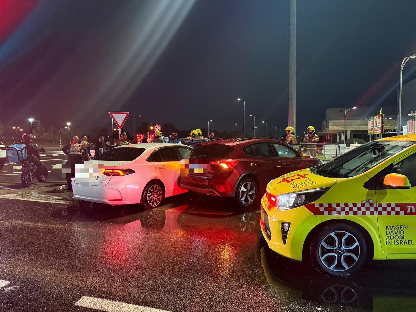 תאונה קטלנית משולשת: הרכב התרסק על הכביש הרטוב, בת 32 נהרגה במקום