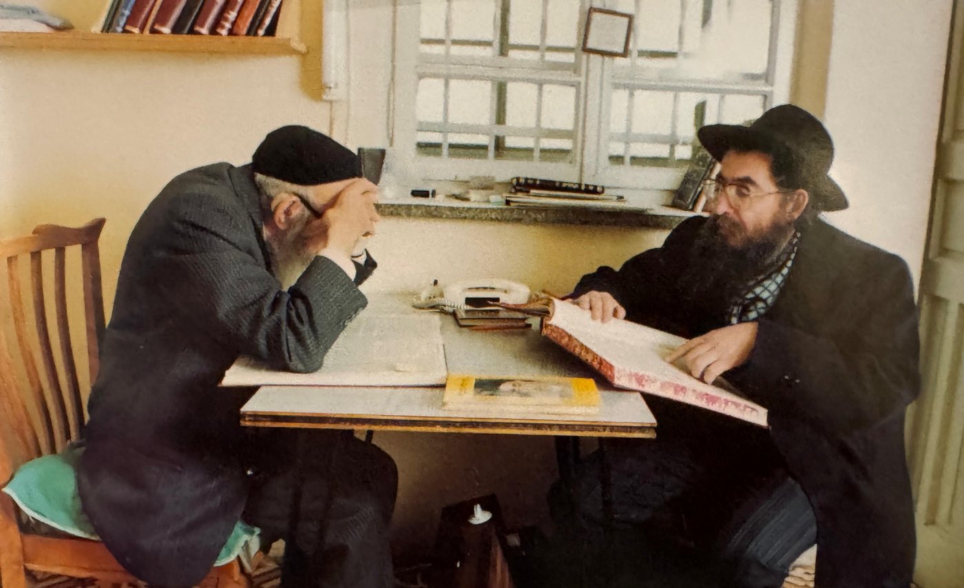 הרב הצדיק משה חיים אריה זצ"ל בחברותא עם חכם ששון מזרחי זצוק"ל