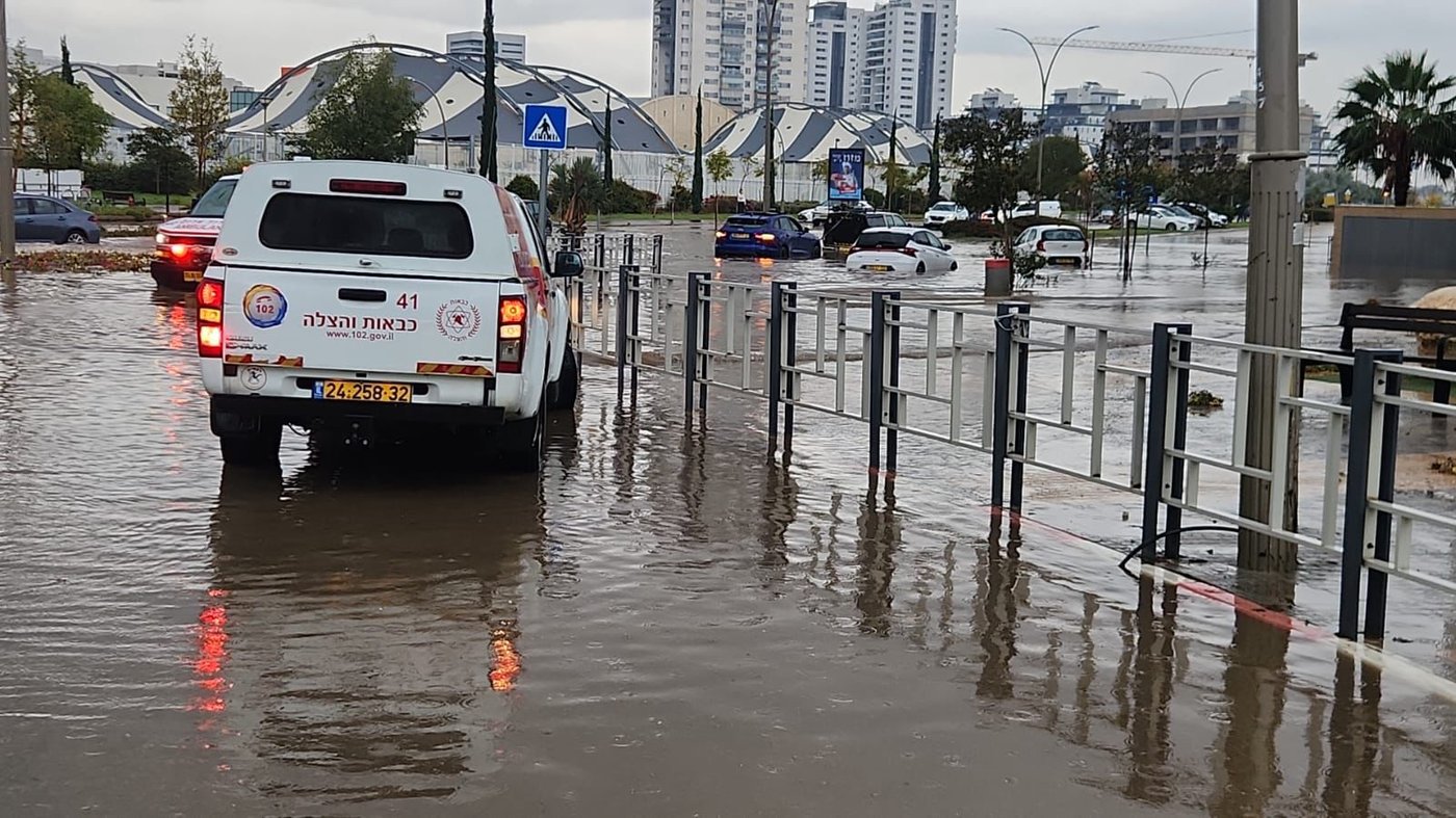 רכבים מתחת למים ביבנה
