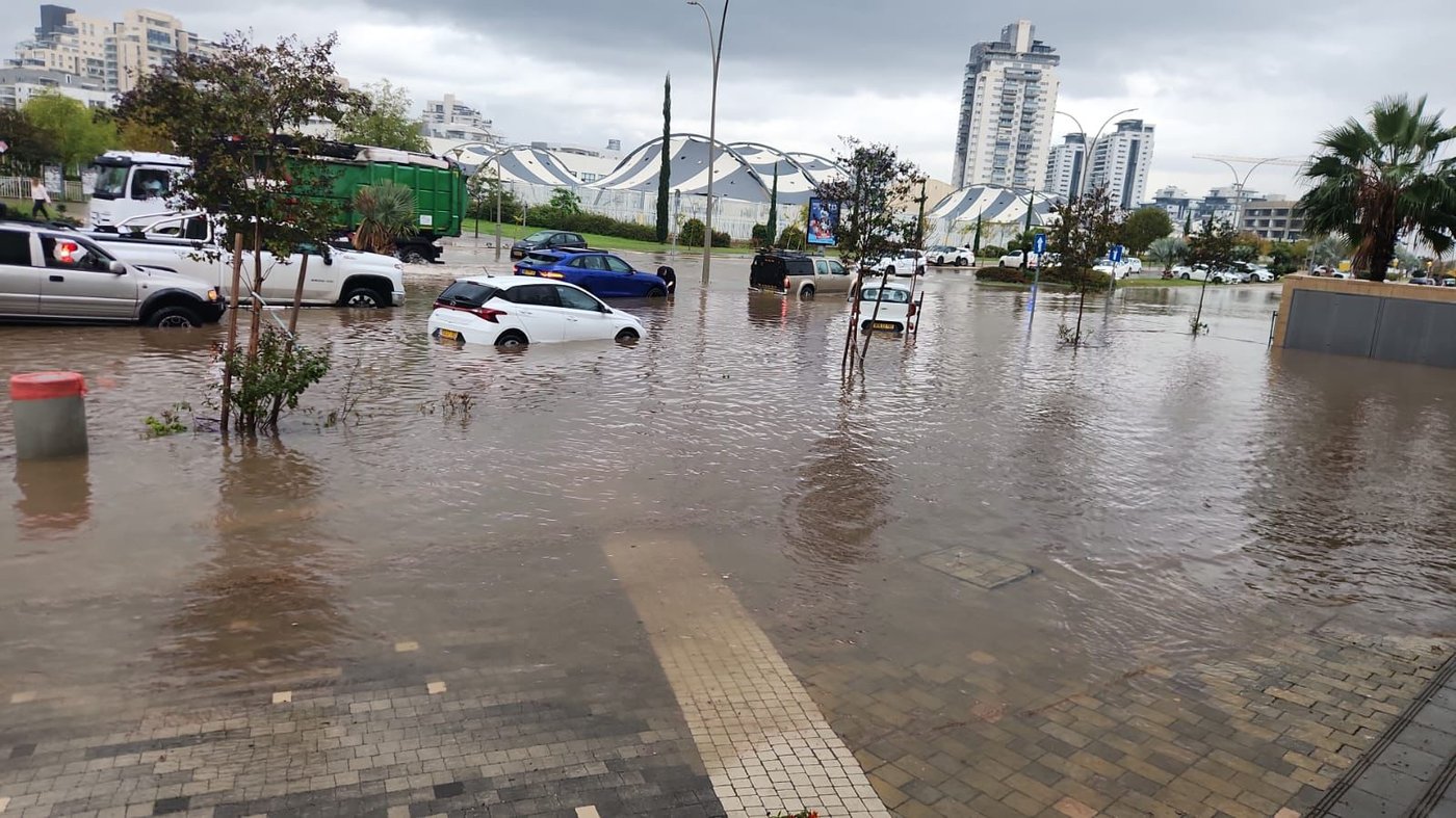 רכבים מתחת למים ביבנה