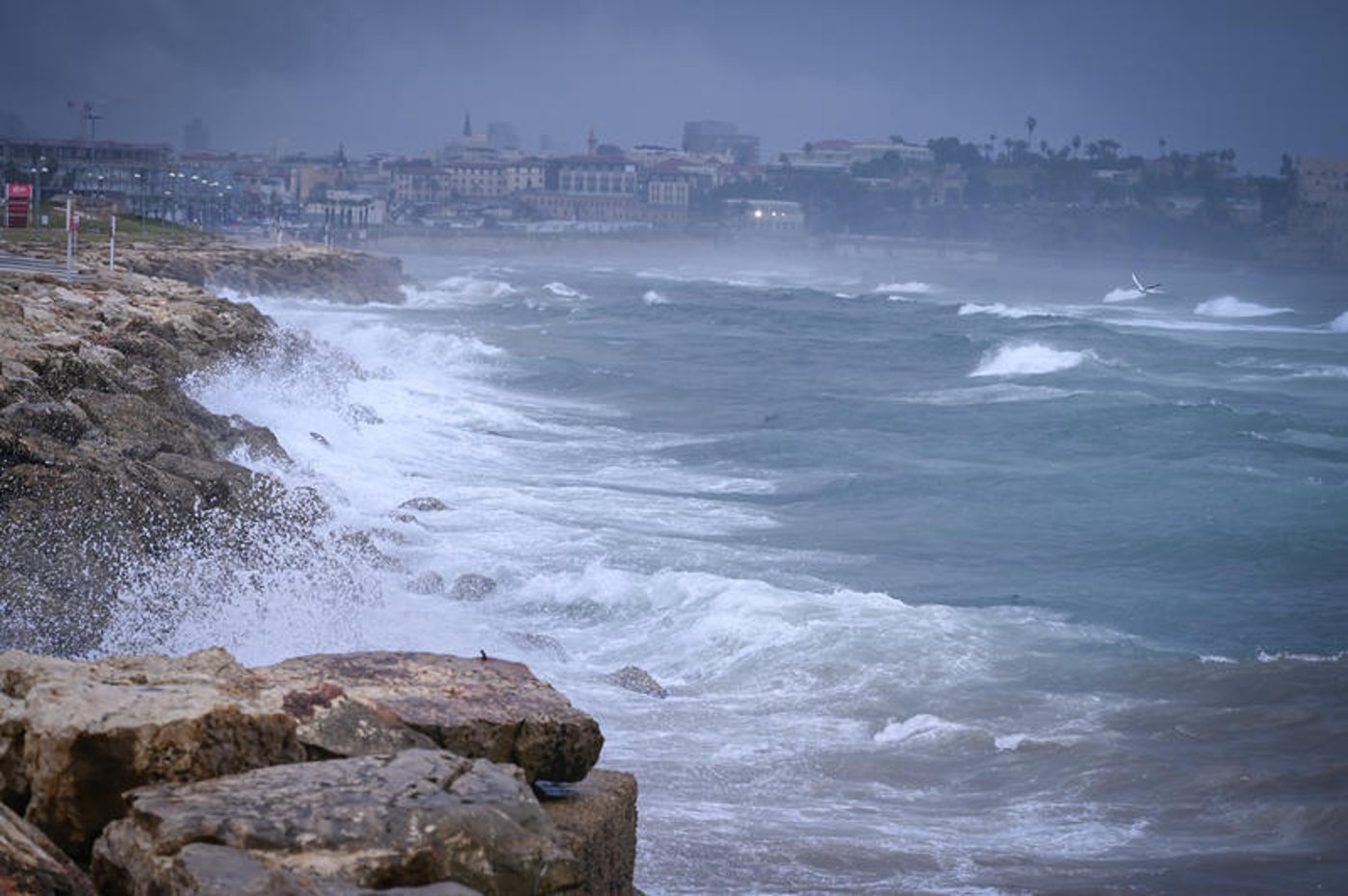 רחובות מוצפים, קניות "רטובות" לשבת, כלי רכב בתוך נהרות | 31 רגעים מ"ביירון"