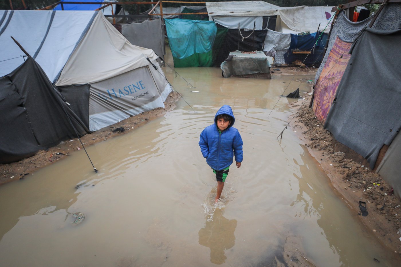 האוהלים שהוצפו בעקבות גשמי הסופה "ביירון" במחנה הפליטים נוסייראת, במרכז רצועת עזה