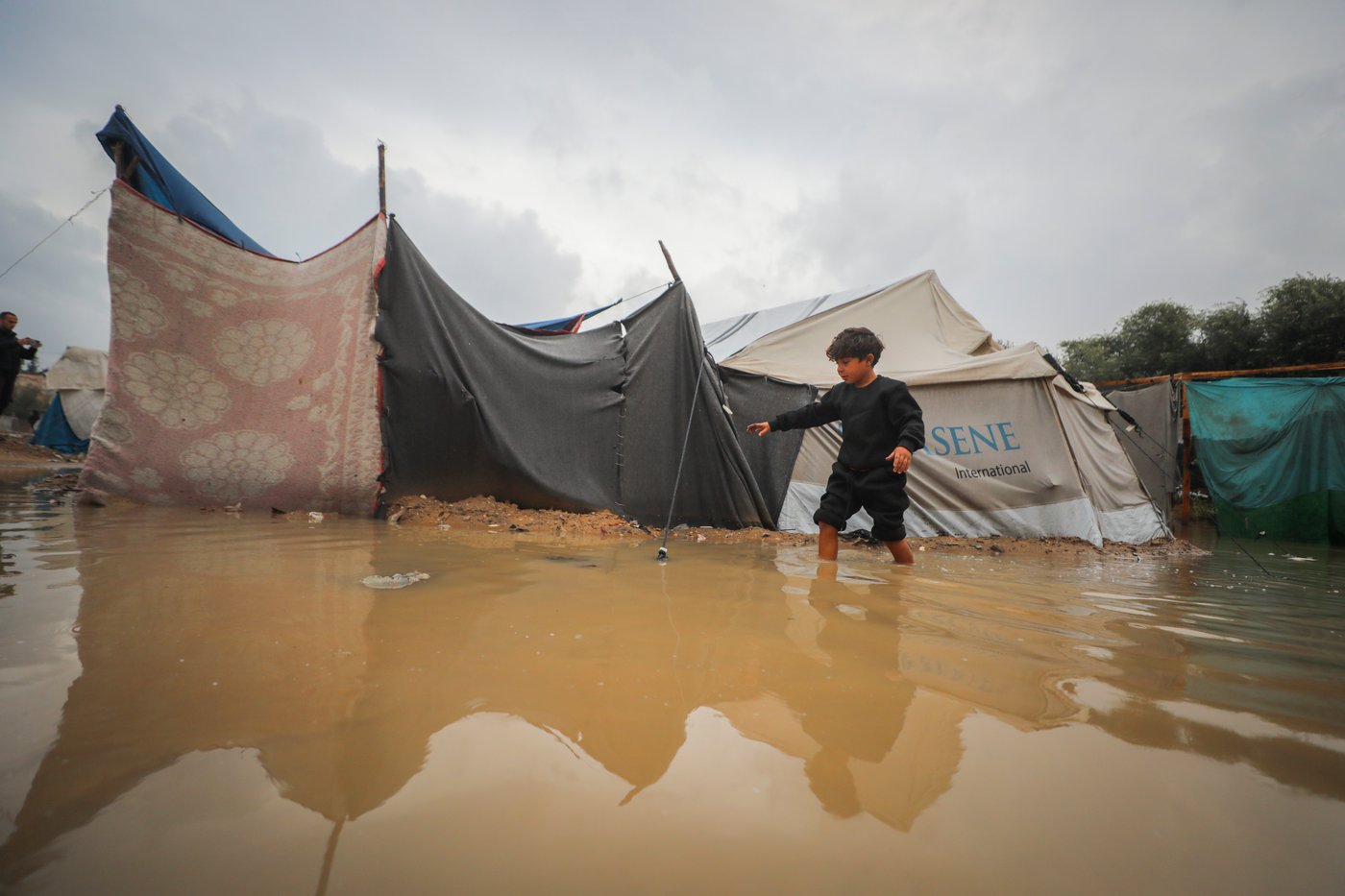 האוהלים שהוצפו בעקבות גשמי הסופה "ביירון" במחנה הפליטים נוסייראת, במרכז רצועת עזה