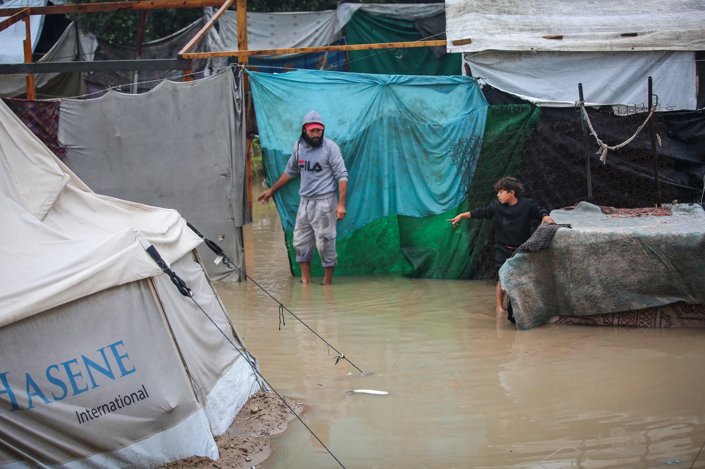 האוהלים שהוצפו בעקבות גשמי הסופה "ביירון" במחנה הפליטים נוסייראת, במרכז רצועת עזה