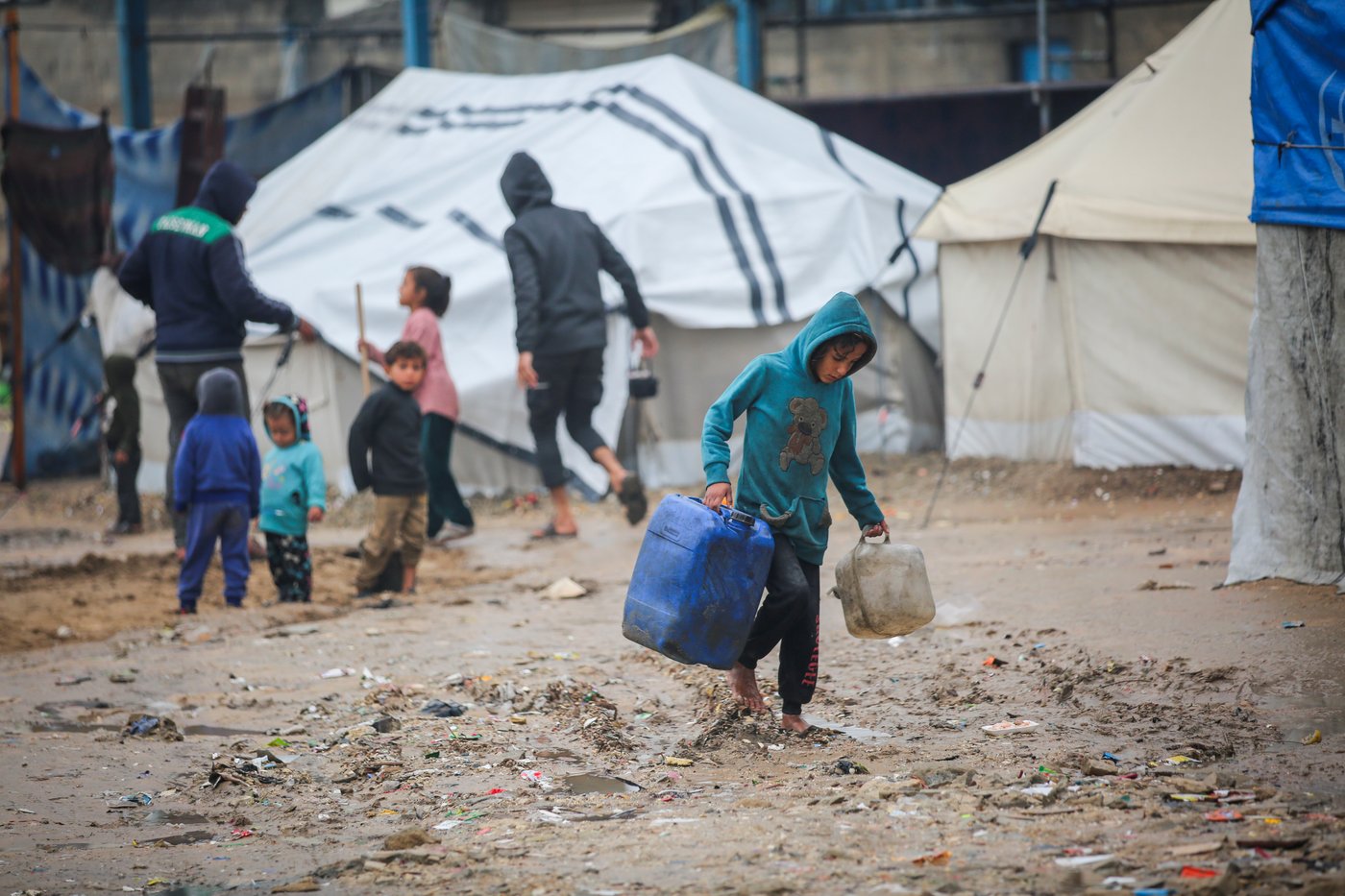 האוהלים שהוצפו בעקבות גשמי הסופה "ביירון" במחנה הפליטים נוסייראת, במרכז רצועת עזה