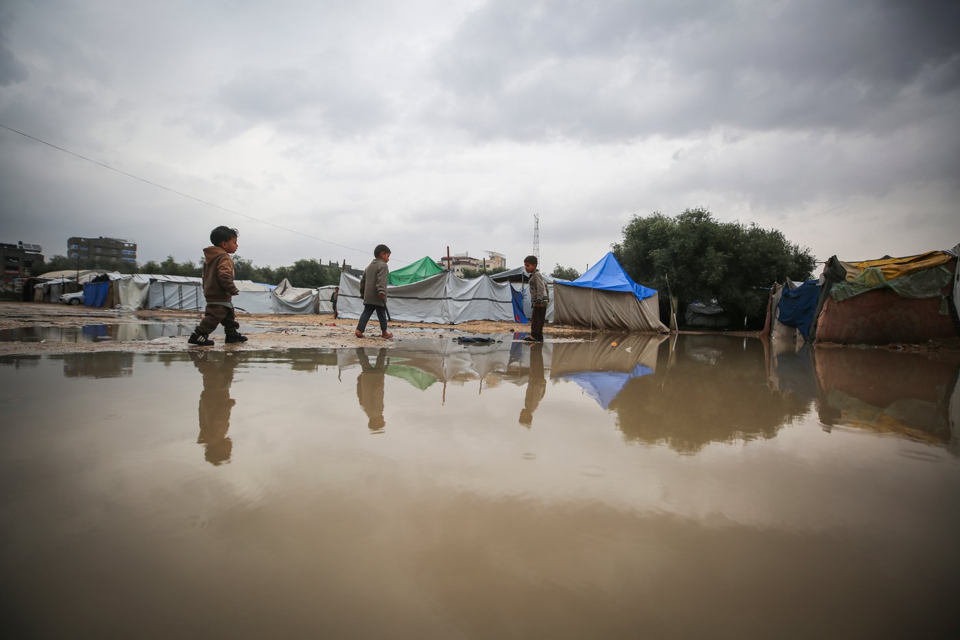 האוהלים שהוצפו בעקבות גשמי הסופה "ביירון" במחנה הפליטים נוסייראת, במרכז רצועת עזה