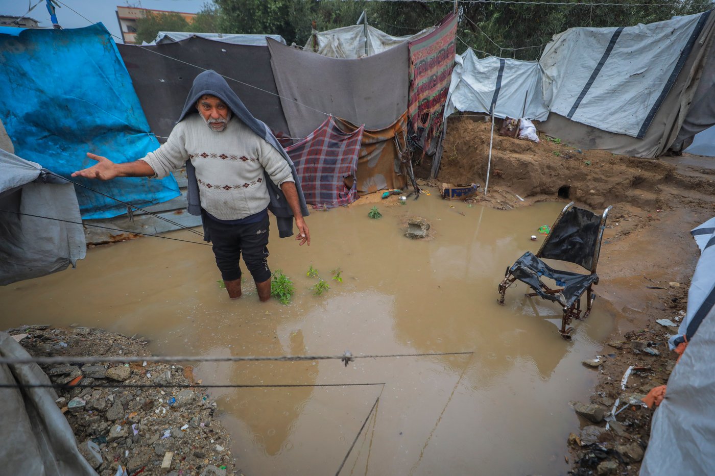 האוהלים שהוצפו בעקבות גשמי הסופה "ביירון" במחנה הפליטים נוסייראת, במרכז רצועת עזה